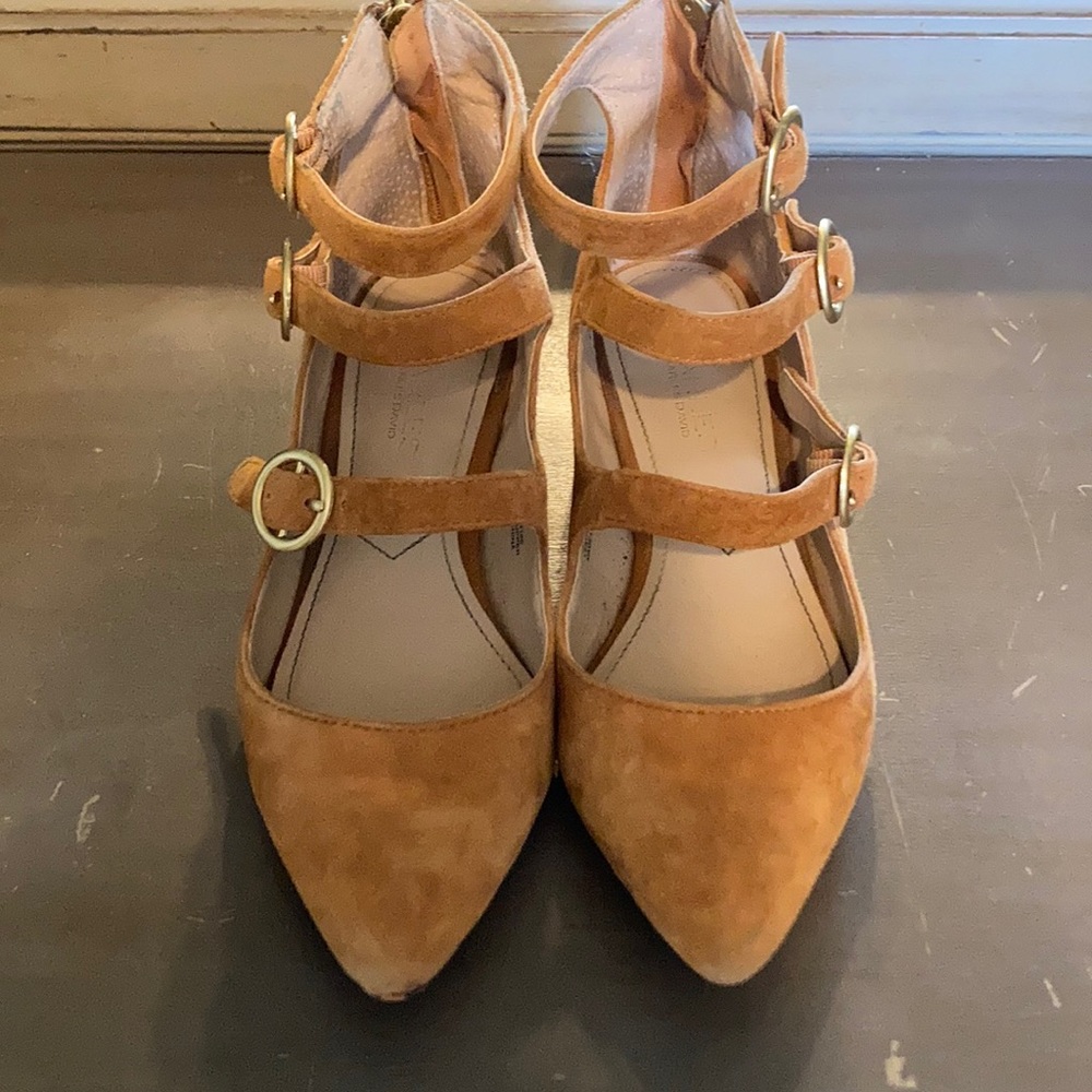 CHARLES DAVID WOMENS FOUR CAMEL SUEDE HEELS